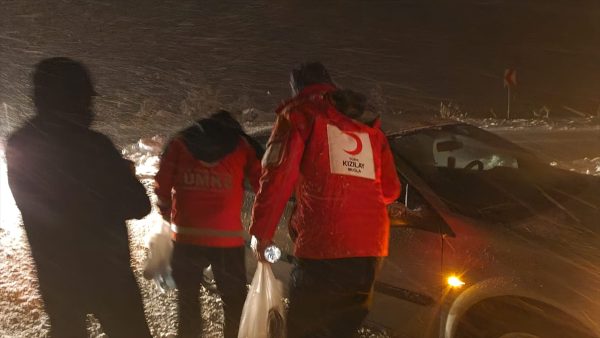 Türk Kızılay, Muğla’da karda mahsur kalanlara kumanya ve su ulaştırdı
