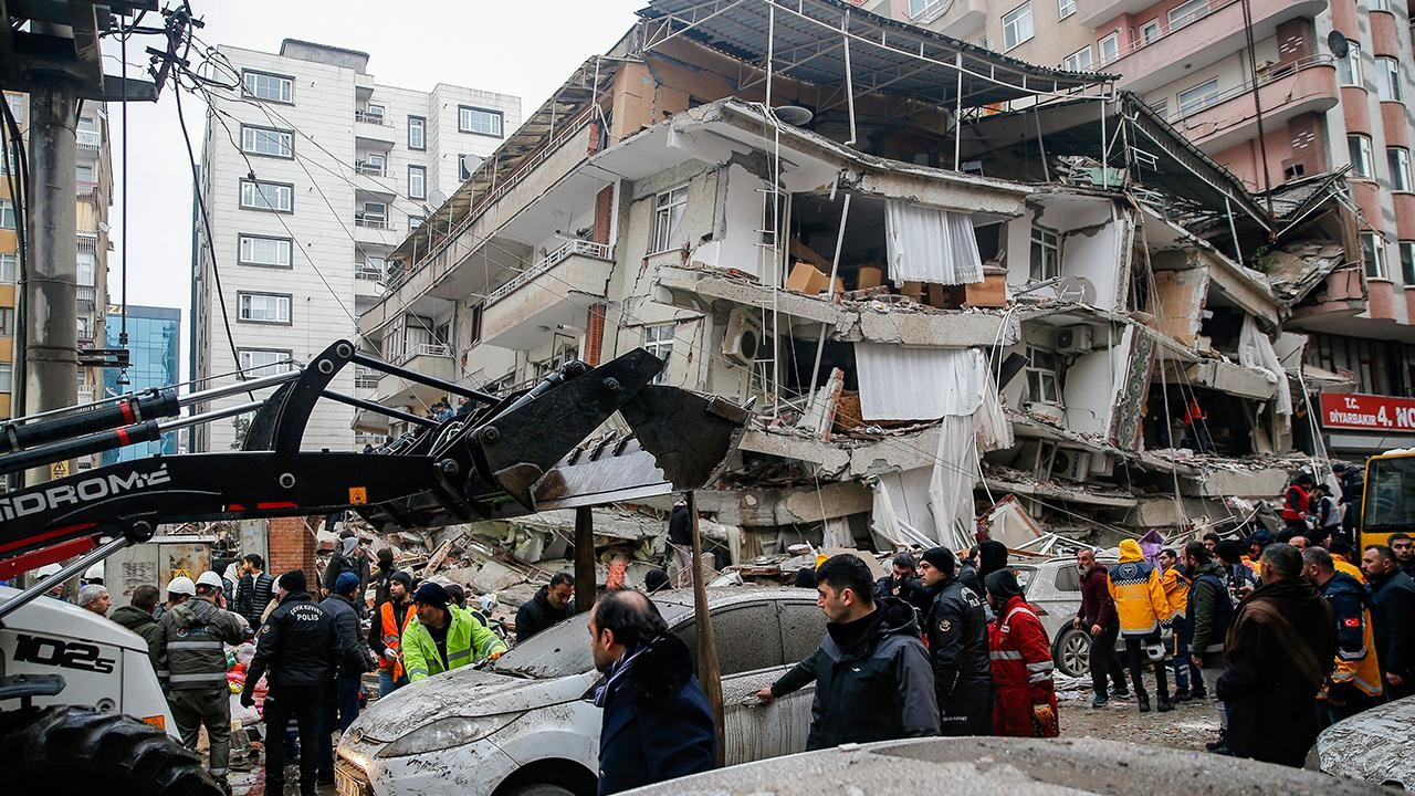 Yıkılan binalarda ‘sorumluluğu belirlenen’ 131 kişi tutuklandı, 5’i yurtdışında, 11’i öldü