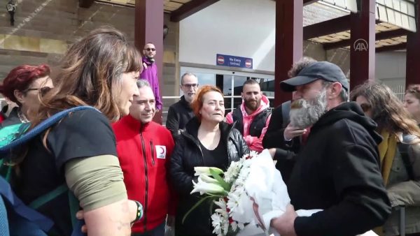 Yunanistan’dan sosyal dayanışma ekibi, depremzedelere yardım malzemesi getirdi