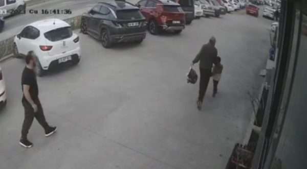 Bodrum’da bir kişinin çocuğunun yanında saldırıya uğraması güvenlik kamerasında