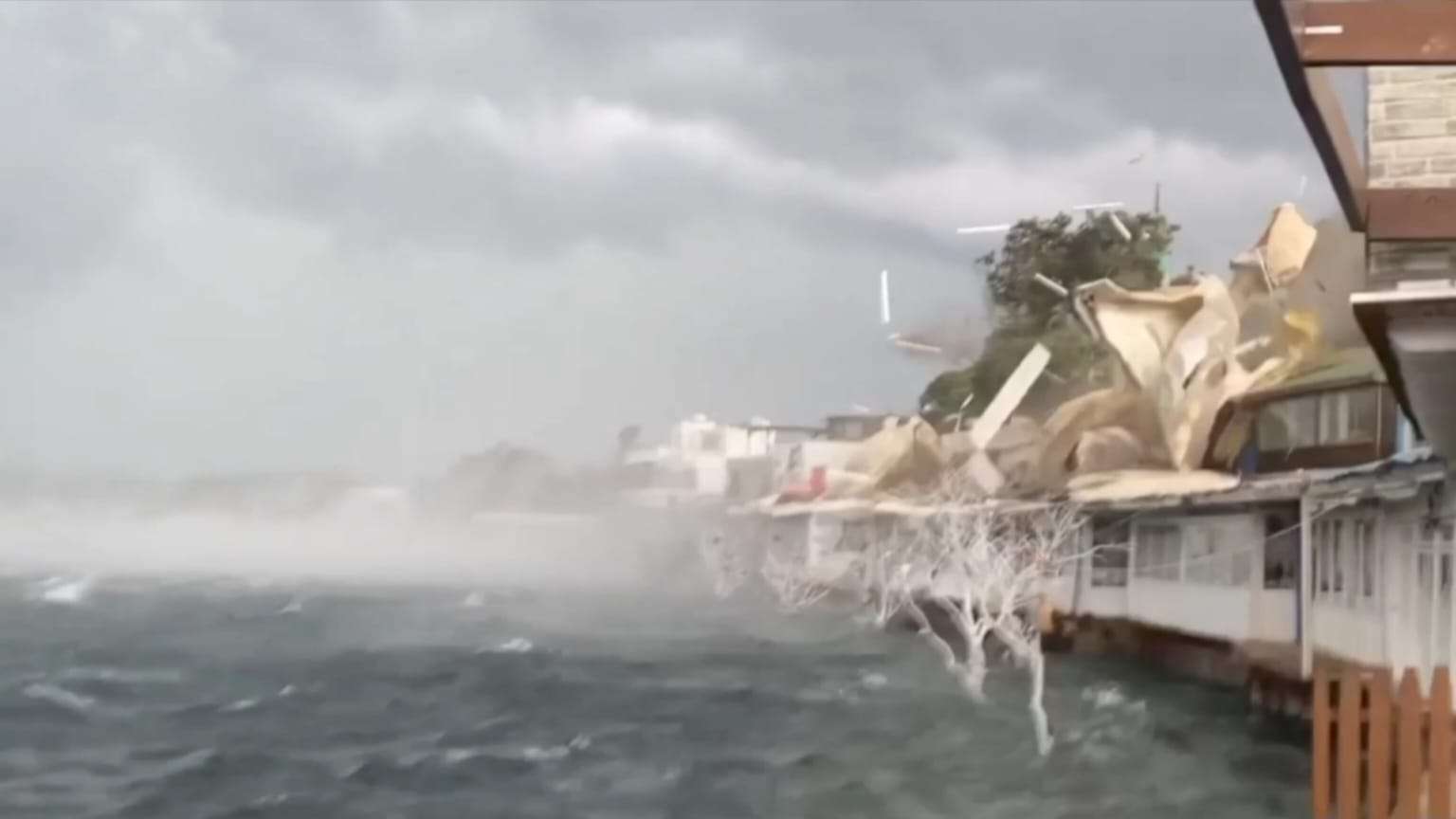 Bodrum’da fırtına nedeniyle bazı işletmelerin çatıları uçtu