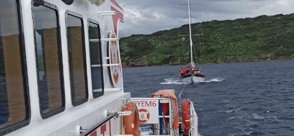Bodrum’da denizde sürüklenen tekne kıyıya yanaştırıldı