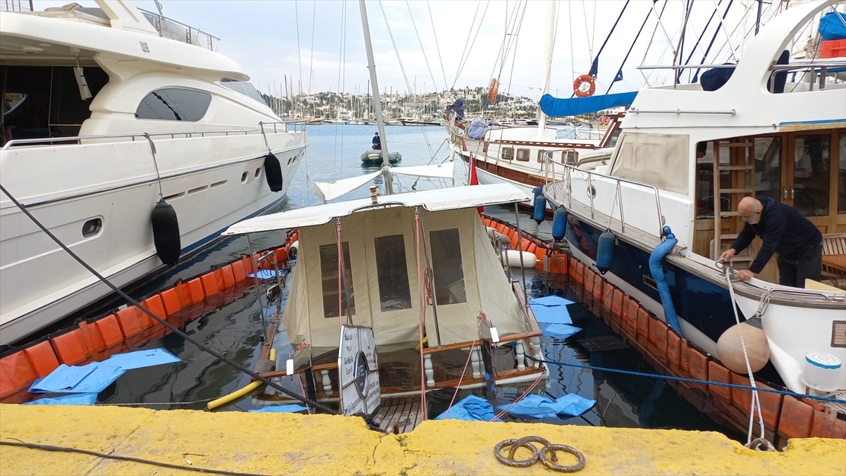 Bodrum’da su alan tur teknesi yarıya kadar battı