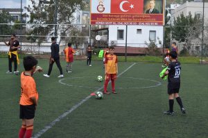 Depremden etkilenen çocuklar futbolla moral buluyor