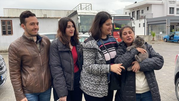 Depremzede kadın, kedisi “Tarçın”a Bodrum’da kavuştu