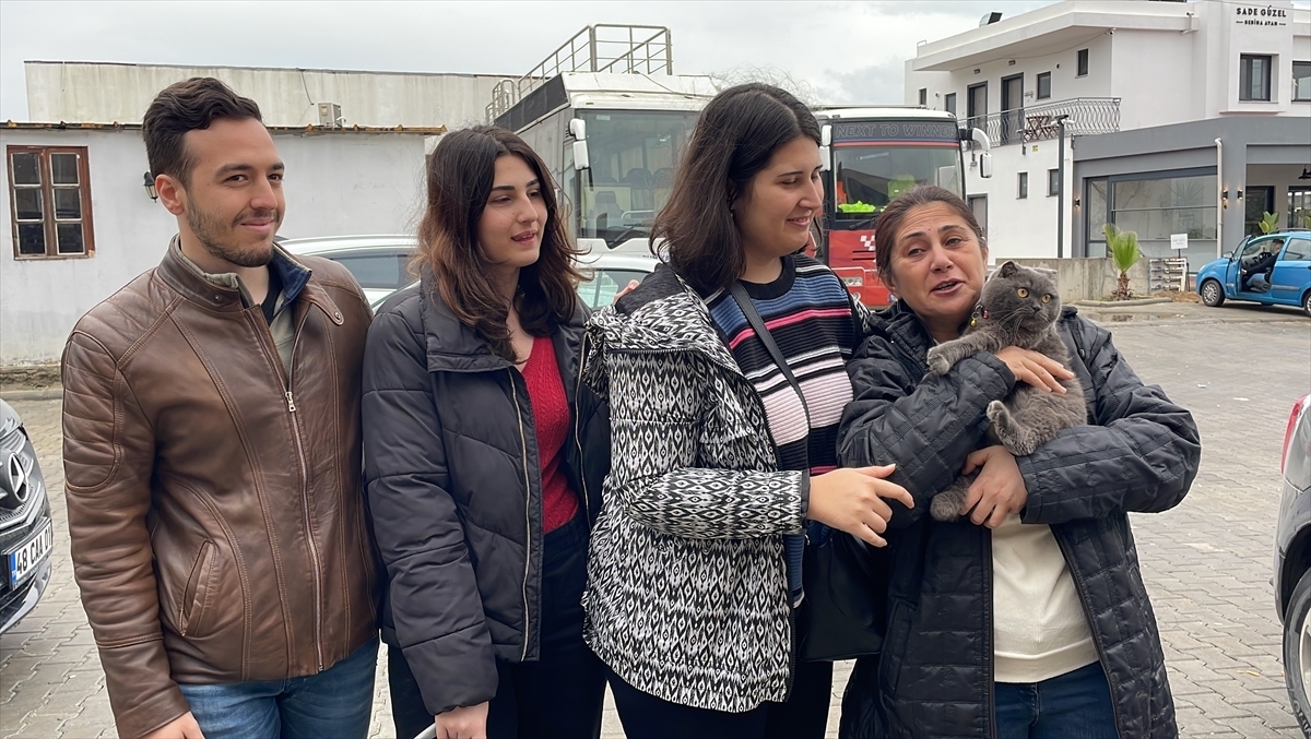 Depremzede kadın, kedisi “Tarçın”a Bodrum’da kavuştu