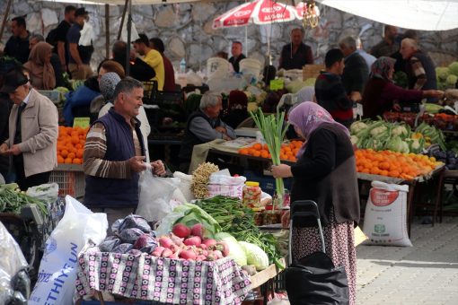 Fethiye’de depremzedeler için “askıda sebze ve meyve” kampanyası başlatıldı