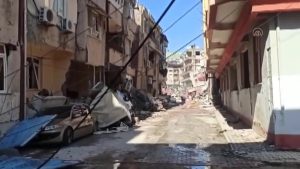 Hataylı afetzede ikinci deprem sonrasında sokağındaki yıkımı görüntüledi