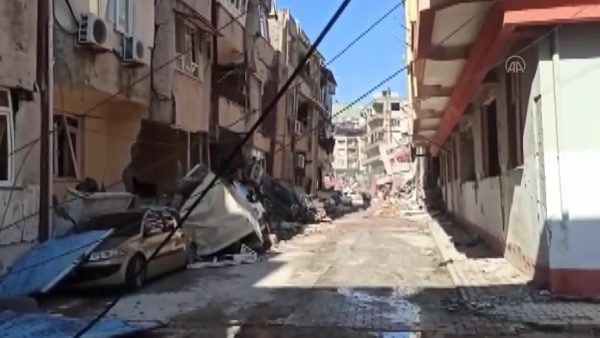 Hataylı afetzede ikinci deprem sonrasında sokağındaki yıkımı görüntüledi