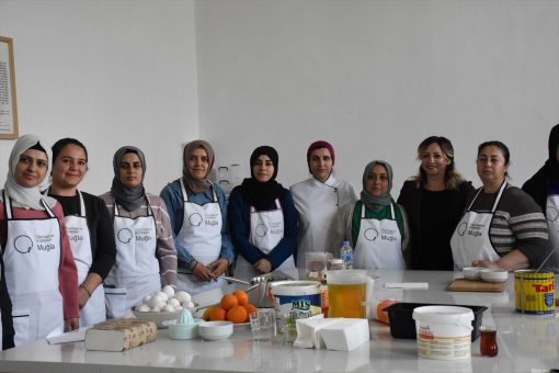 Hataylı depremzede kadınlar Muğla’da yöresel kömbelerini tanıttı