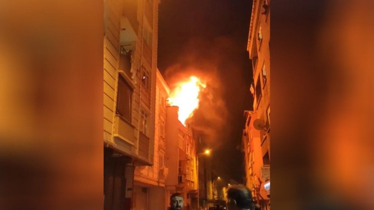 İstanbul’da bir kişi, kiracıları evden çıkarmak için çatı katını ateşe verdi