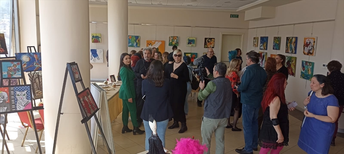 Kadın ve Sanat Festivali’nde sergilenen tablolar depremzedeler yararına satışa çıkarıldı