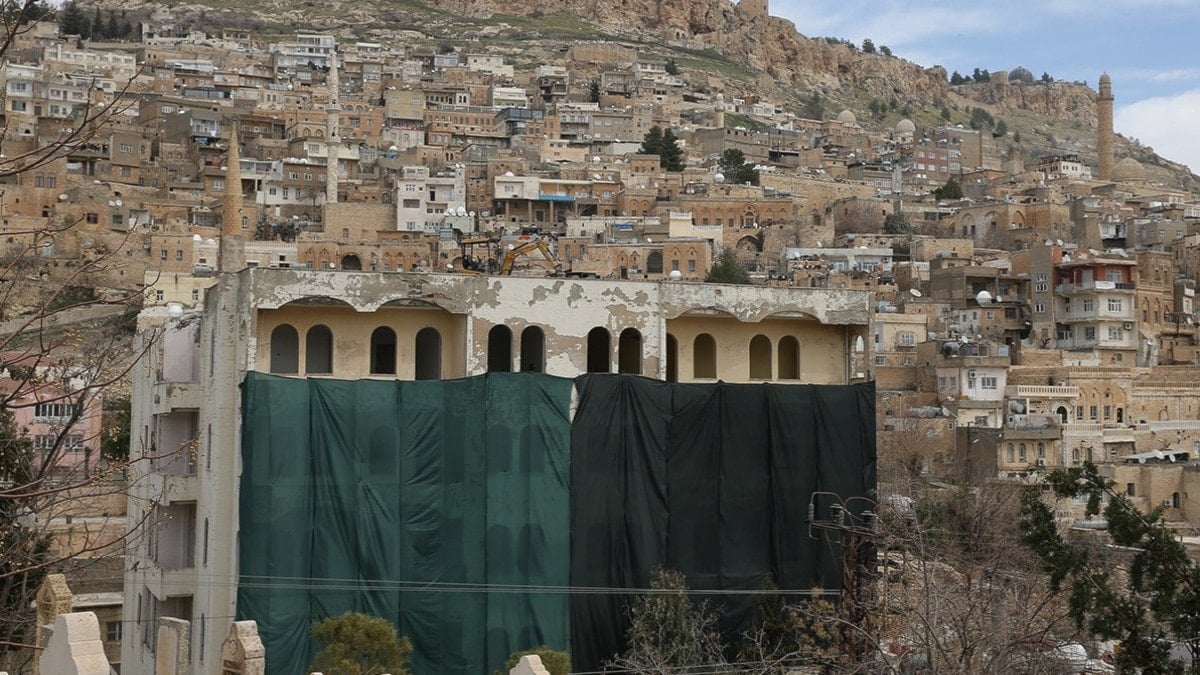 Mardin’in tarihi dokusunu bozan 5 katlı betonarme bina yıkılıyor