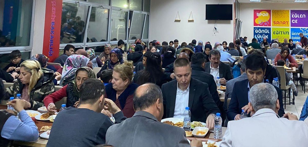 Muğla Valisi Tavlı, depremzedelerle sahur yaptı, orucunu açtı