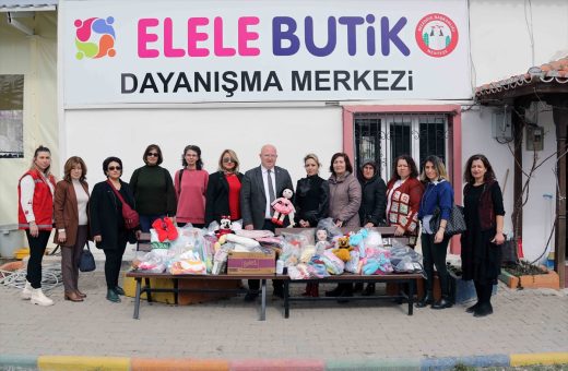 Muğla’da kadınlar tarafından örülen ürünler depremzedelere ulaştırılıyor