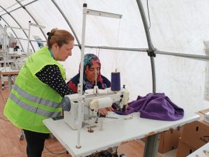 Muğla’dan giden usta öğreticiler depremden etkilenen kadınlar için dikiş atölyesi kurdu