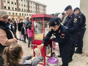 Polis ve jandarma ekipleri depremzede çocuklar için etkinlikler düzenledi