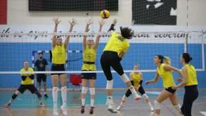 Deplasman maçı sayesinde depremden kurtulan Adam Voleybol Kulübü filede iddialı