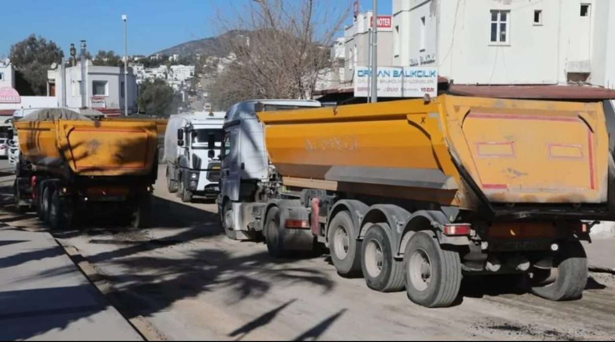 Bodrum Belediyesi 2 Kamyon Malzeme İle, 35 Km Asfalt Yol Yapıyor…