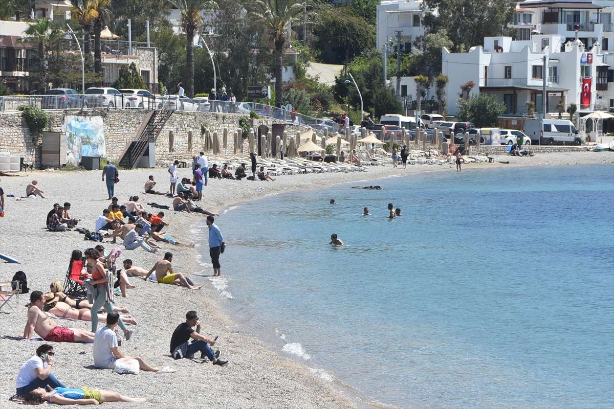 Antalya ve Muğla sahillerinde bayram tatili yoğunluğu yaşanıyor