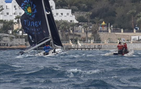 Bodrum’da yelken yarışları sırasında çarpışan teknelerden biri battı