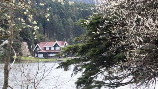 Gölcük Tabiat Parkı’nda bahar yüzünü gösterdi