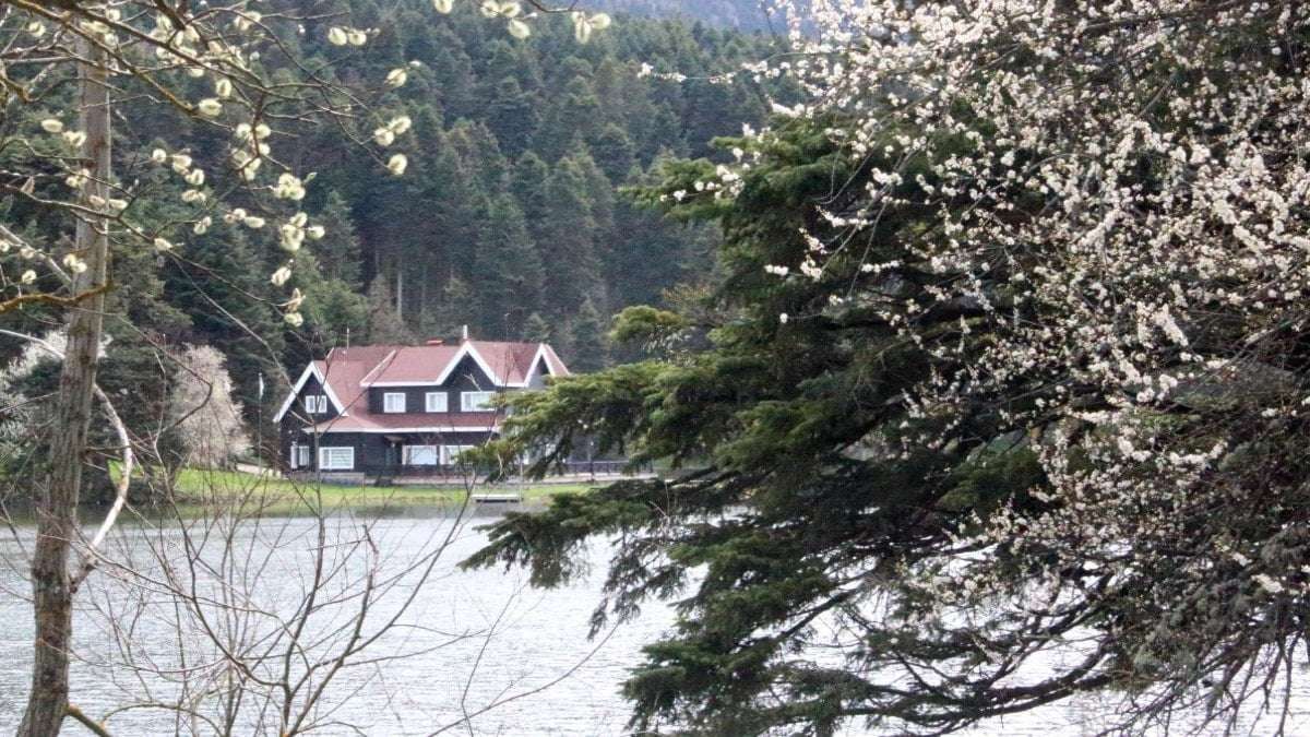 Gölcük Tabiat Parkı’nda bahar yüzünü gösterdi