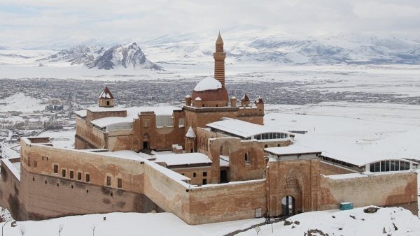 İshak Paşa Sarayı ilkbaharda karlı manzarasıyla ziyaretçilerini ağırlıyor