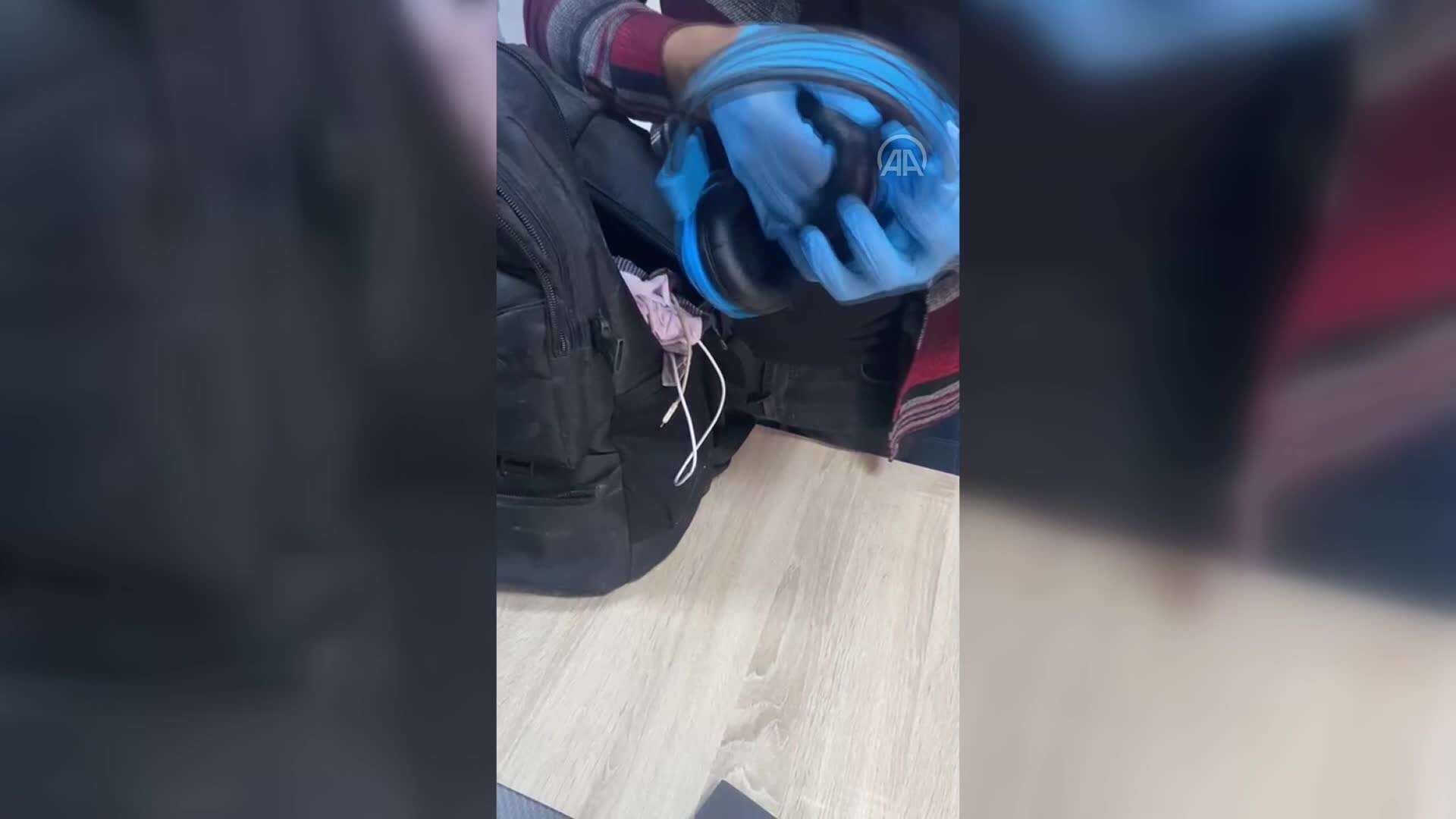 Kulaklığa saklanan uyuşturucu polisin gözünden kaçmadı