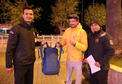 Marmaris’te özel güvenlik görevlileri içinde para bulunan çantayı sahibine ulaştırdı