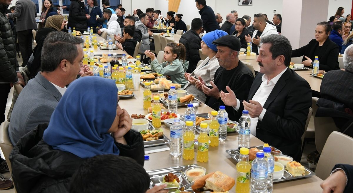 Muğla Valisi Tavlı, depremzedelerle iftar yaptı