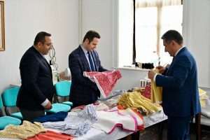 Muğla’da depremzede çocuklar için bayramlık kıyafet dikiliyor