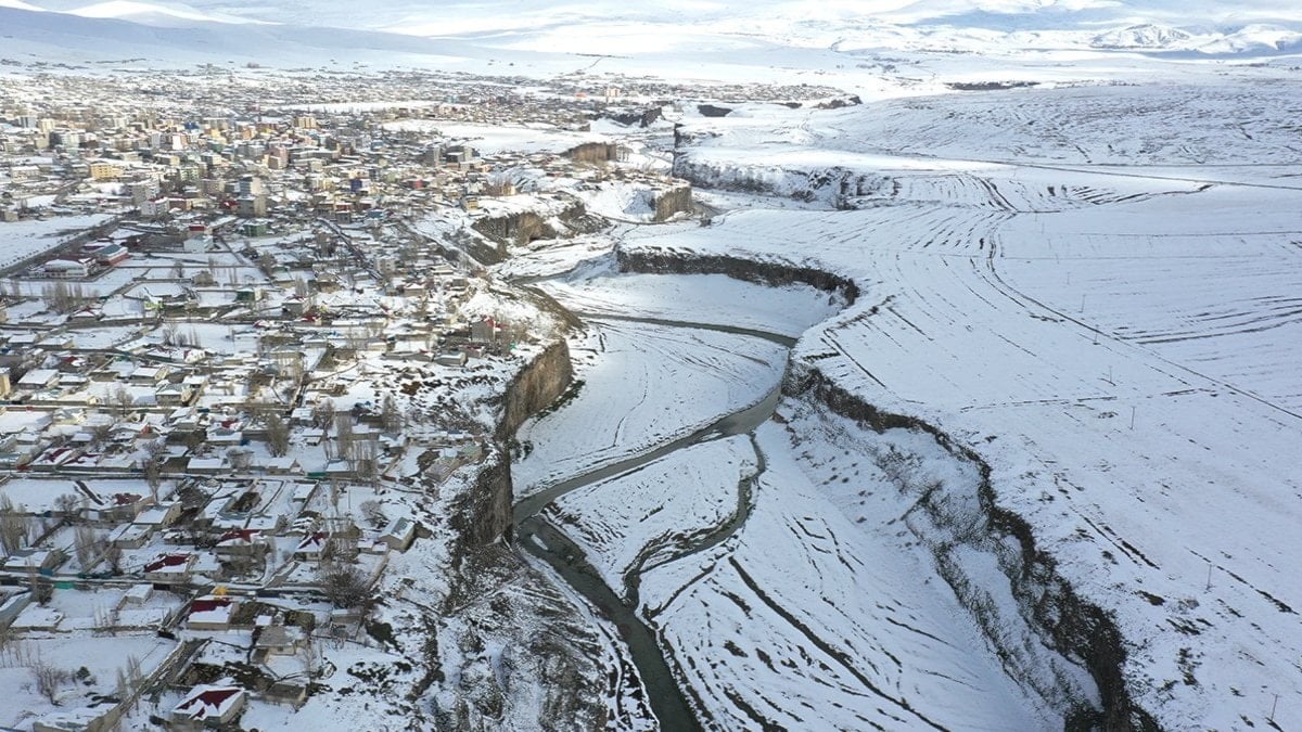 Murat Kanyonu ilkbaharda karla kaplandı