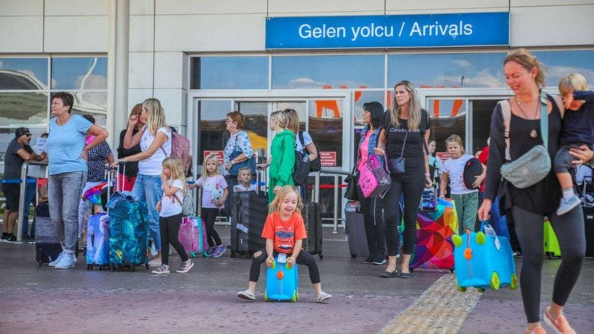 Antalya’ya hava yolu ile gelen turist sayısı iki milyonu geçti
