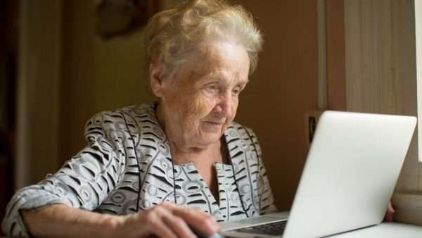 Bilimsel araştırma: Aktif olarak internet kullanmak bunama riskini düşürüyor