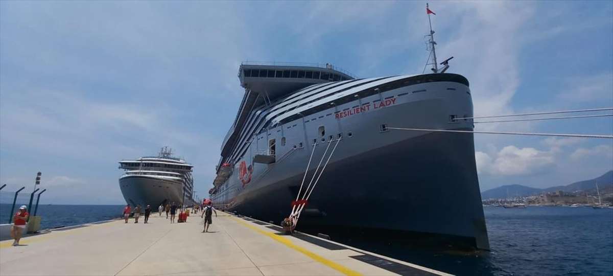Bodrum’a iki kruvaziyerle 1982 yolcu geldi