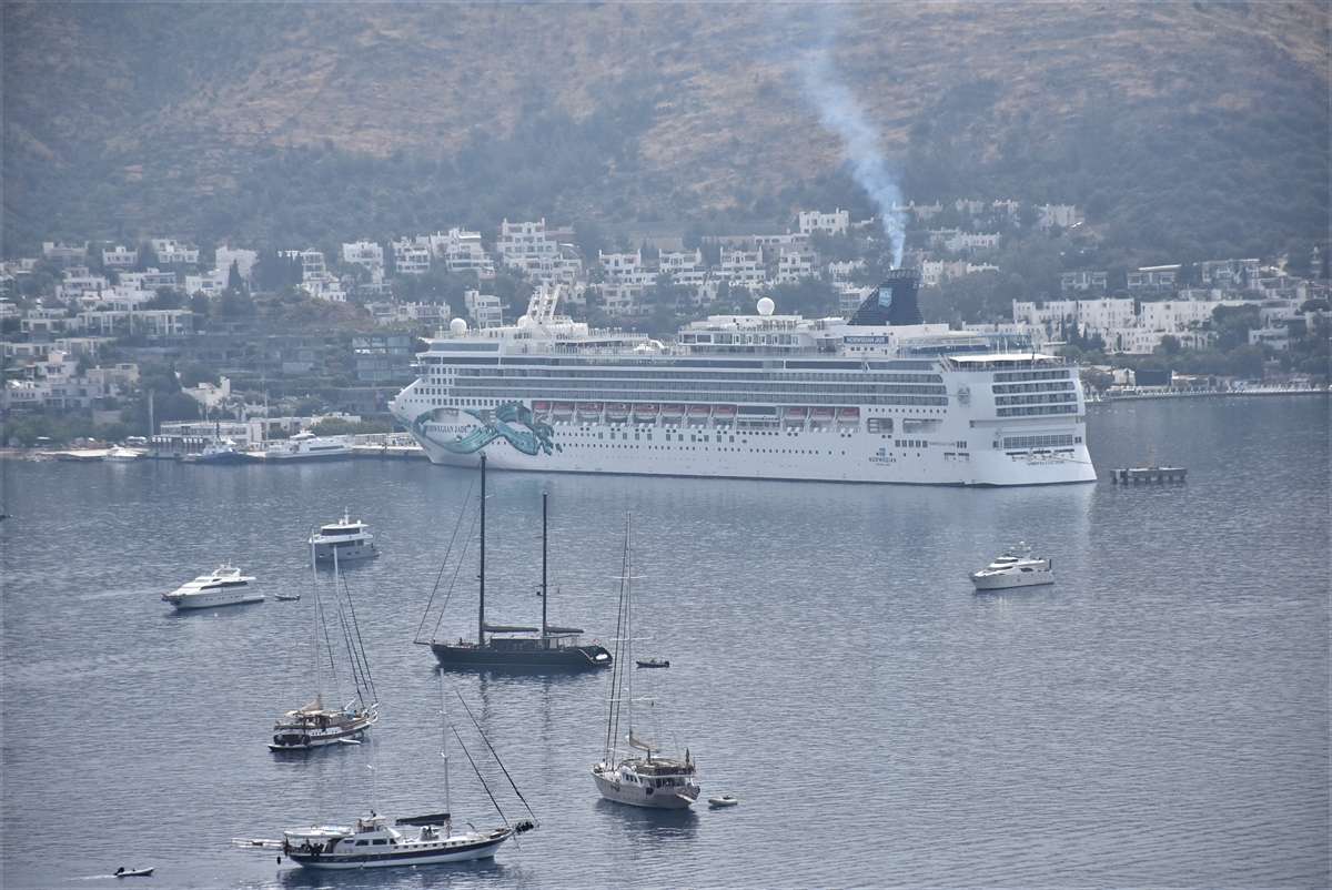 Bodrum’a iki kruvaziyerle 2 bin 528 yolcu geldi