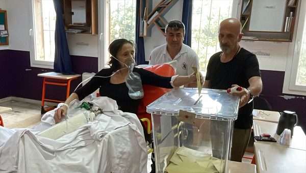 Bodrum’da bir hasta sedyede oksijen tüpüne bağlı oyunu kullandı