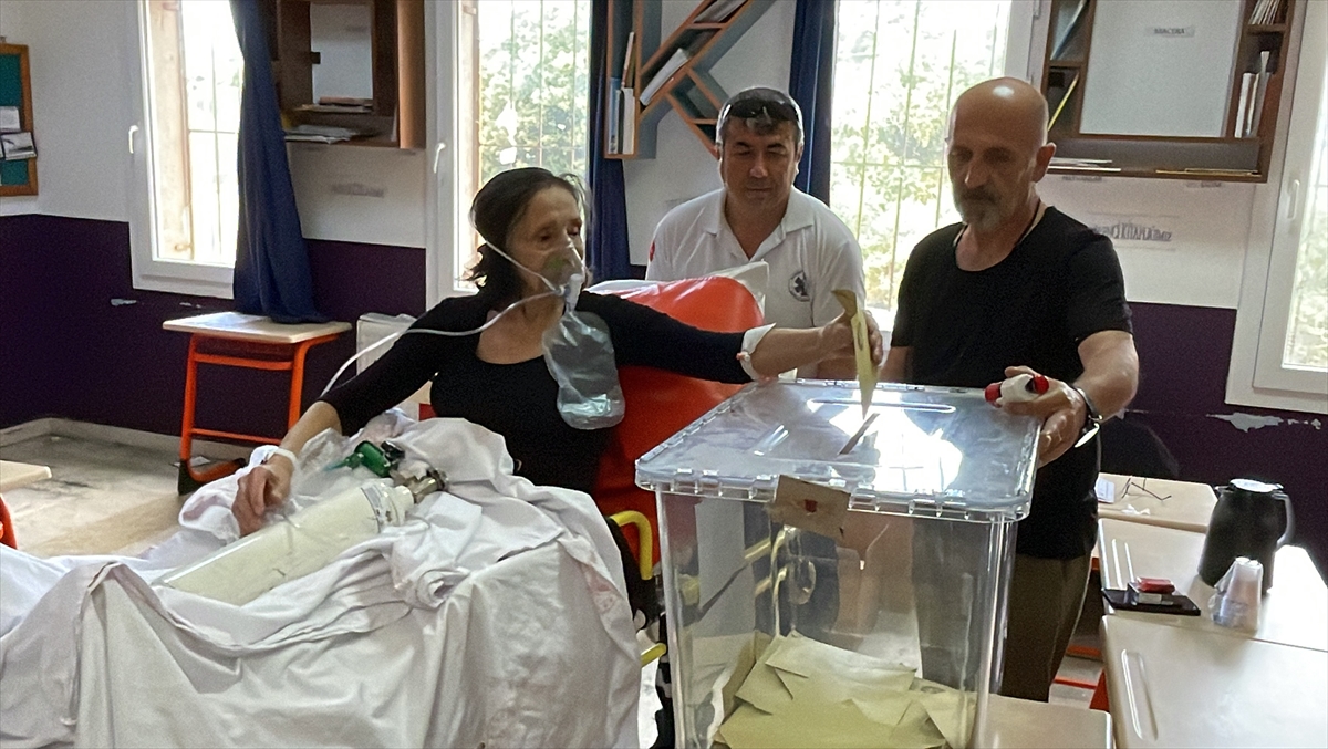 Bodrum’da bir hasta sedyede oksijen tüpüne bağlı oyunu kullandı