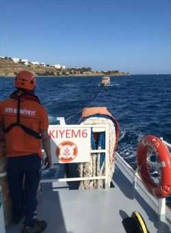 Bodrum’da denizde sürüklenen tekne kıyıya yanaştırıldı