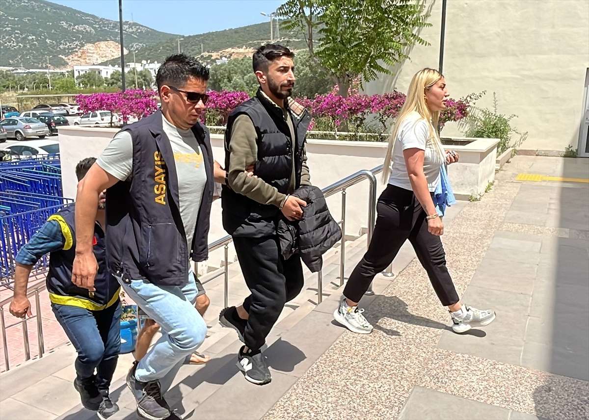 Bodrum’daki cinayete ilişkin adliyeye sevk edilen 3 şüpheliden 1’i tutuklandı