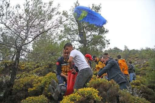 Fethiye’de rüzgarda sürüklenen yamaç paraşütçülerine ve beraberlerindeki yolculara ulaşıldı