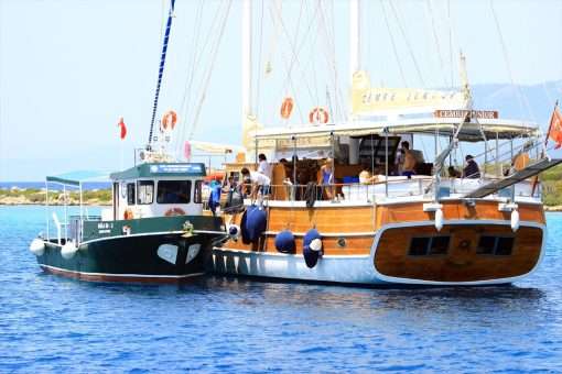 Göcek koylarında teknelerden atık ve sintine alımına başlandı
