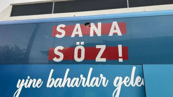 Kılıçdaroğlu’nun otobüsüne Sakarya mitingi sonrası taşlı saldırı