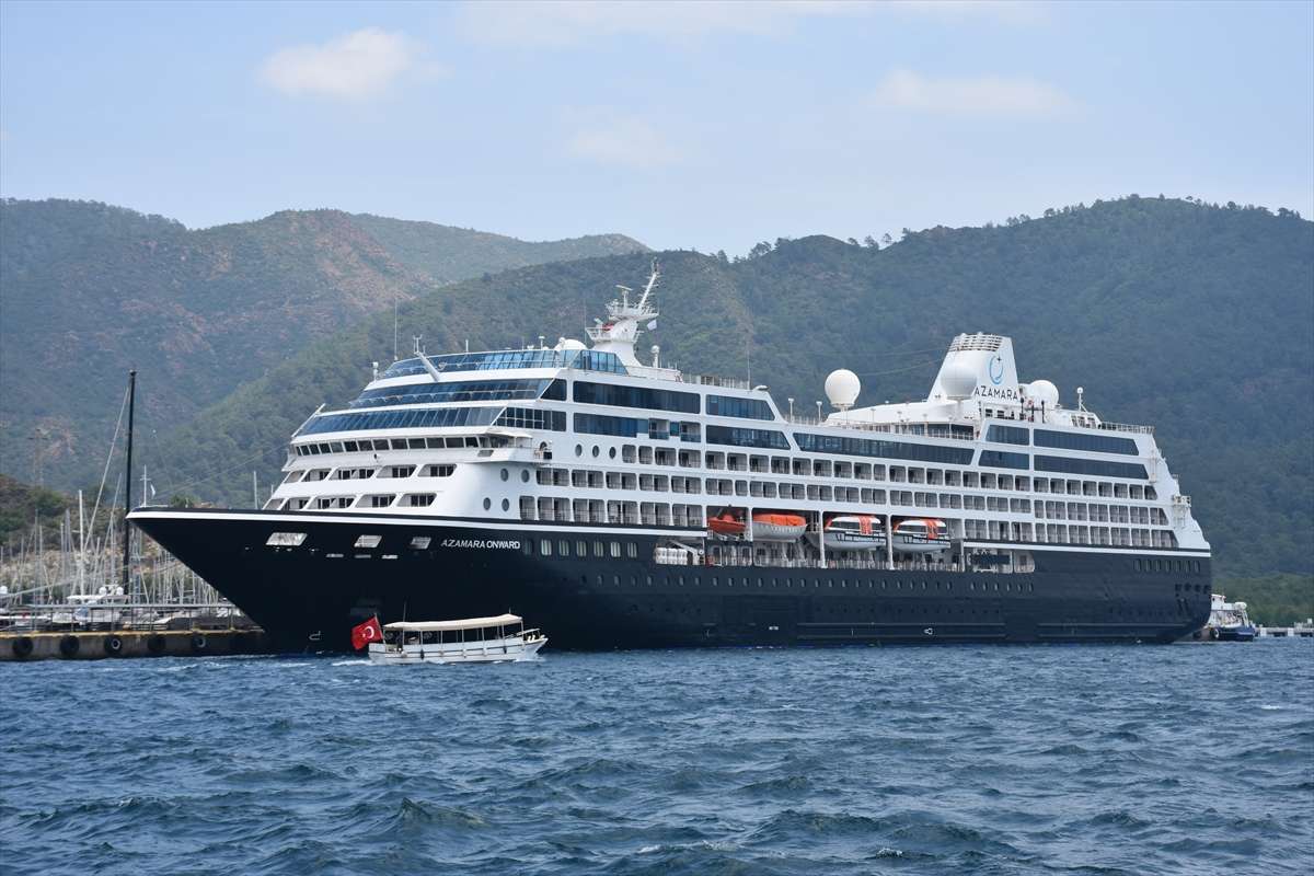 Marmaris’e lüks kruvaziyerle 613 turist geldi
