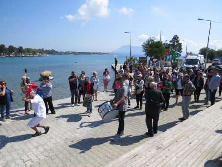 Muğla’da düzenlenen dostluk ve doğa yürüyüşünde Akdeniz’den alınan su Ege’ye döküldü