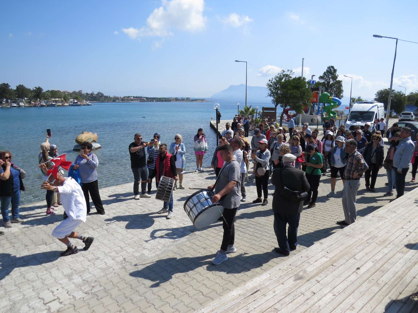 Muğla’da düzenlenen dostluk ve doğa yürüyüşünde Akdeniz’den alınan su Ege’ye döküldü