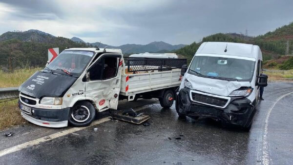 Muğla’da kamyonetin minibüsle çarpışması sonucu 7 kişi yaralandı