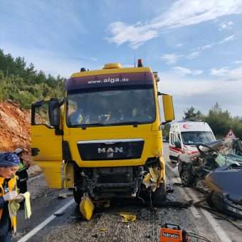Muğla’da tır ile otomobilin çarpıştığı kazada 1 kişi öldü, 2 kişi yaralandı
