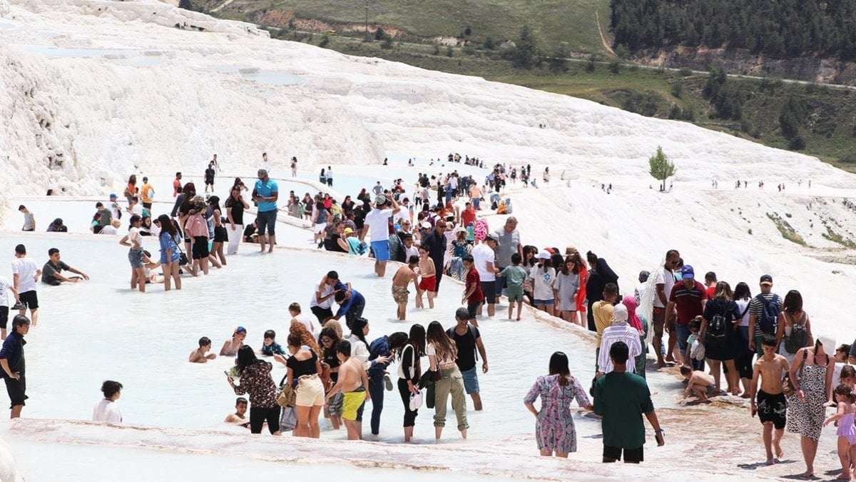 Müzeler Günü’nde ücretsiz olan Pamukkale’ye ziyaretçi akını